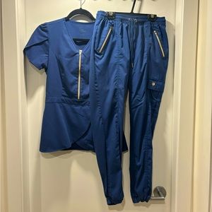 Jaanuu scrub set - small, scrub top and joggers, navy and gold
